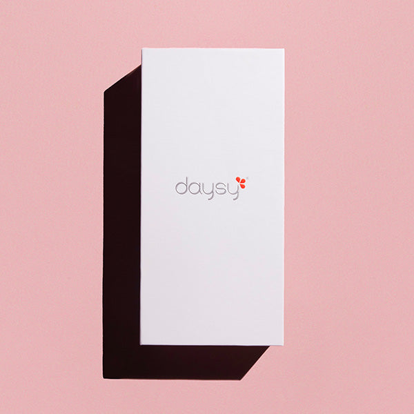 White box with 'daysy' logo on a pink background